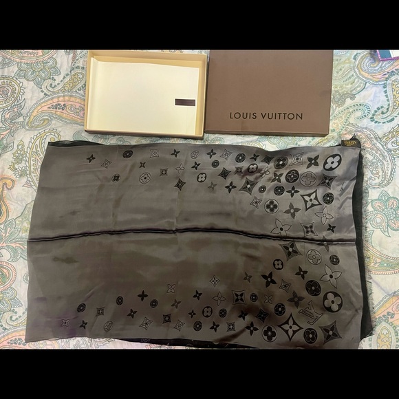 Louis Vuitton monogram shine scarf - Picture 3 of 8